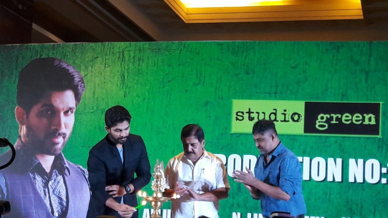 Allu Arjun, Sivakumar and Lingusamy lighting the lamp at the launch of the new bilingual film. Allu Arjun, Sivakumar with Lingusamy