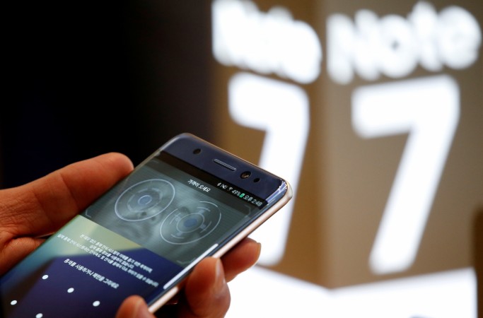 A customer tries out a Samsung Electronics' Galaxy Note 7 at the company's headquarters in Seoul, South Korea, October 10, 2016. Galaxy Note 7 burst: Samsung’s rumoured intention offers loyalists something to “Note”