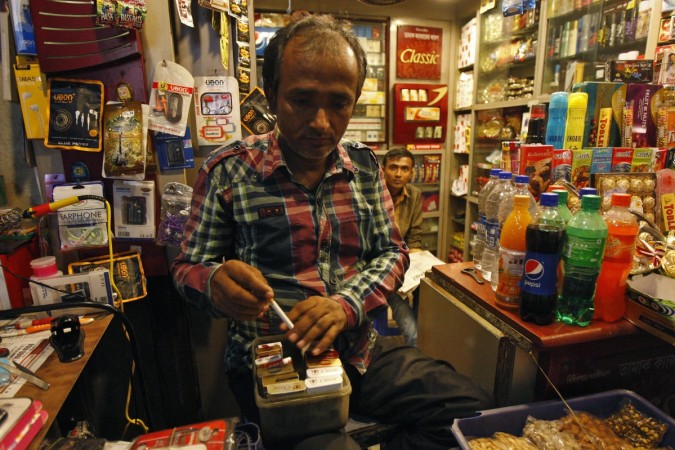 gst council meeting arun jaitley standard rate demerit goods cigarette luxury cess