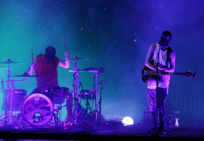 Twenty One Pilots perform a medley of American Music Awards