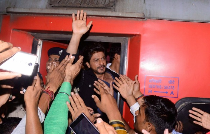 Image result for srk promoting raees in train
