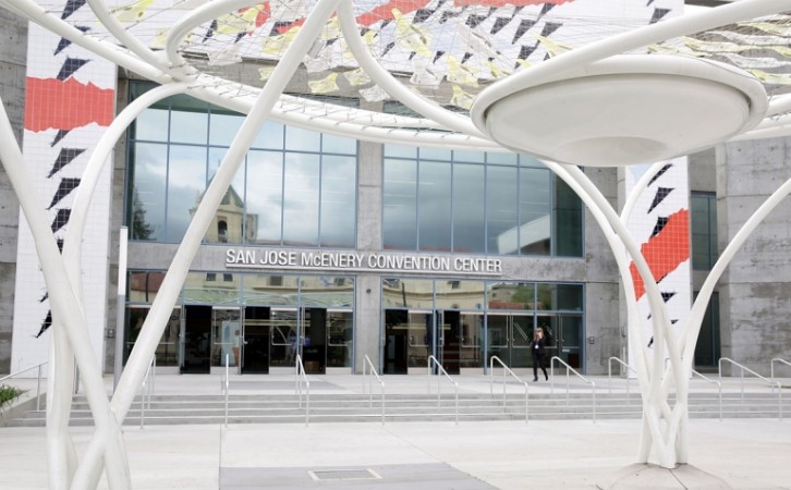 http://data1.ibtimes.co.in/cache-img-0-450/en/full/636164/1496304887_apple-wwdc-2017.jpg