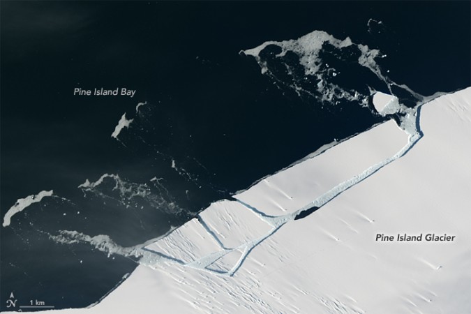 Pine Island Glacier shedding a block of ice the size of Manhattan in January 26 2017. NASA, Antarctica, iceberg, environment,