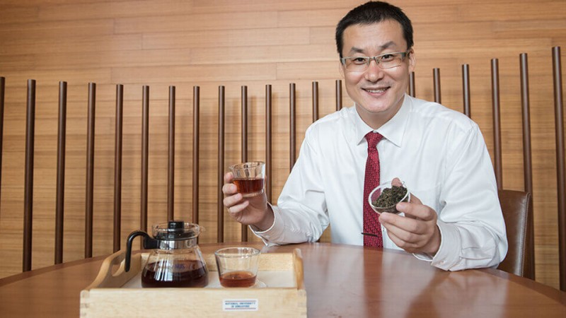 A study led by Assistant Professor Feng Lei from NUS Yong Loo Lin School of Medicine has found that regular consumption of tea lowers the risk of cognitive decline in the elderly, and this is especially so for APOE e4 gene carriers who are genetically at risk of developing Alzheimer's disease. dementia, tea, Assistant Professor Feng Lei, health,