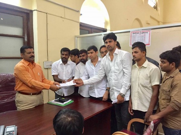 BJP Yuva Morcha members hand over the complaint letter. BJP Yuva Morcha of Bangalore submitting the complaint letter