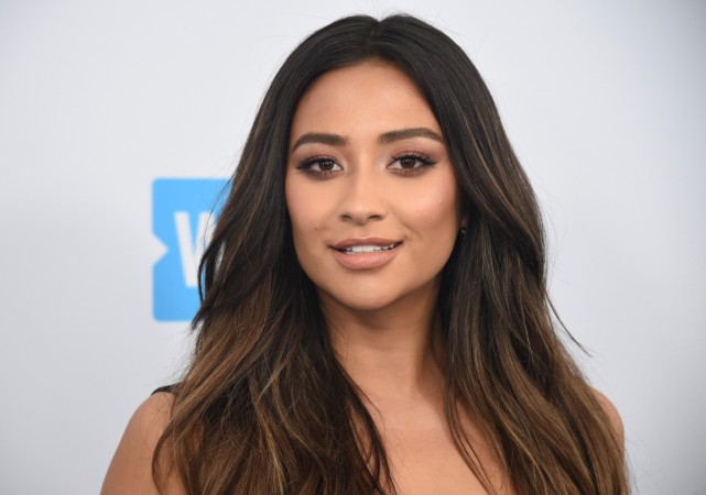Pretty Little Liars: Two Liars Get Together as One Falls Apart