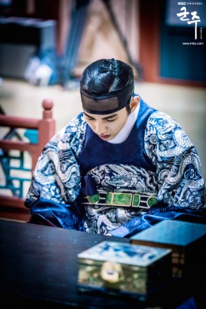 Crown Prince Yi Sun might join Pyunsoo group in Ruler Master Of The Mask episode 9. Ruler Master Of The Mask