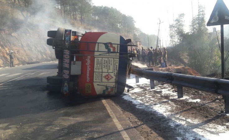 20,000 litres of petrol spills on road as fuel tanker overturns in Delhi (Representational Image) Oil tanker
