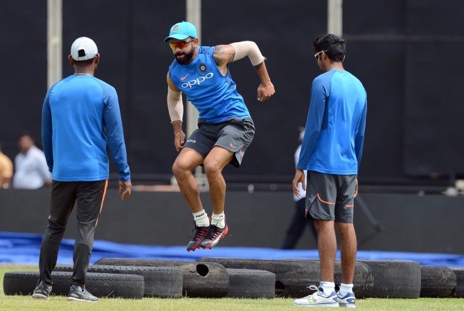 Aaron Finch may miss opener after aggravating injury