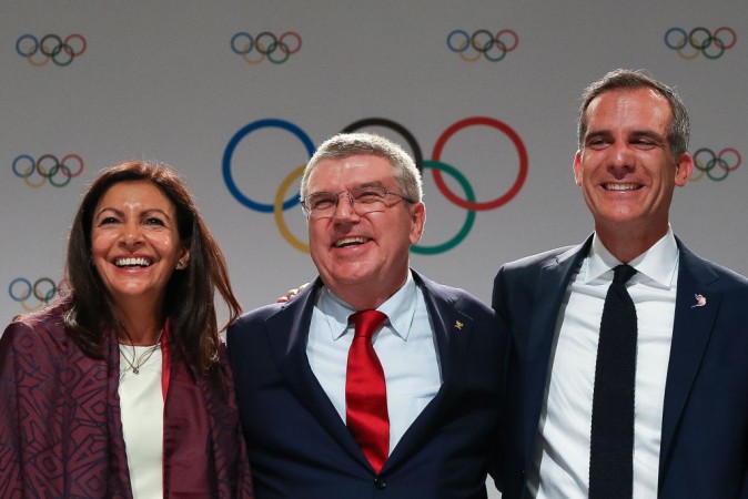 Paris mayor Anne Hidalgo (L), Los Angeles mayor Eric Garcetti (R) with IOC president Thomas Bach 2024 and 2028 Olympic Games