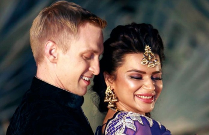 Aashka Goradia And Brent Globes Fat Indian Wedding Couple Exchange