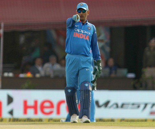 MS Dhoni beats Hardik Pandya in 100m dash MS Dhoni beats Hardik Pandya in 100m dash
