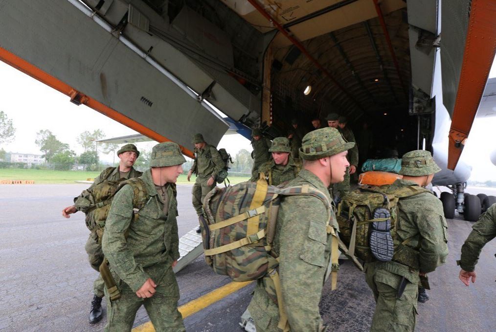 Russian soldiers disembark from an Il-76 military transport aircraft to participate in Druzhba-2016 joint military exercises with Pakistani forces. Russia-Pakistan joint military exercises