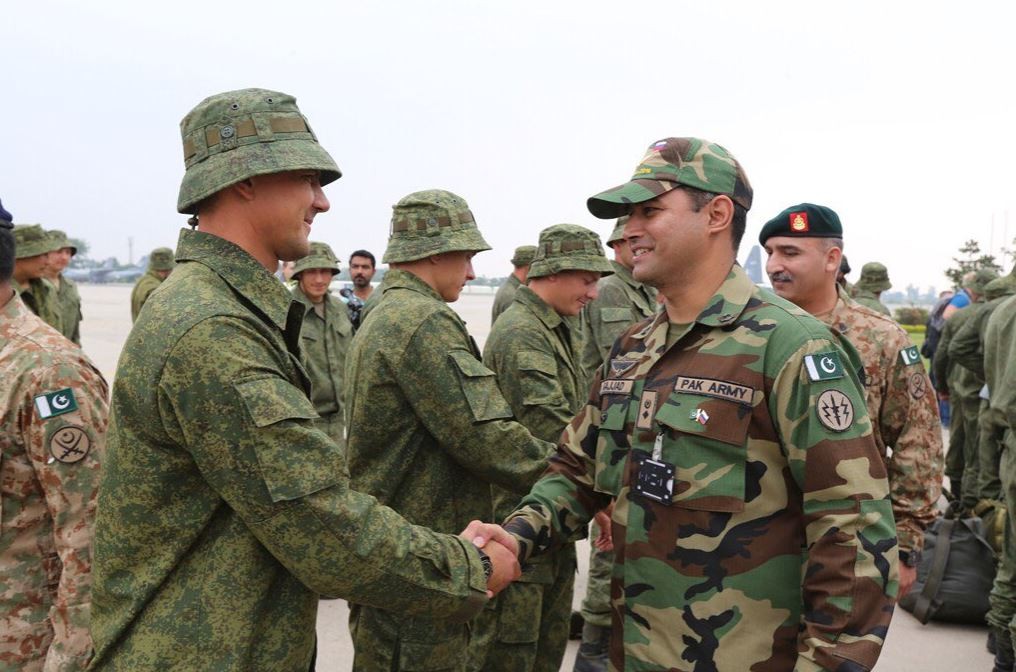 A Russian soldier greets a Pakistani Special Forces soldier after arriving in Pakistan for Druzhba-2016 joint military exercises. Russia-Pakistan joint military exercises