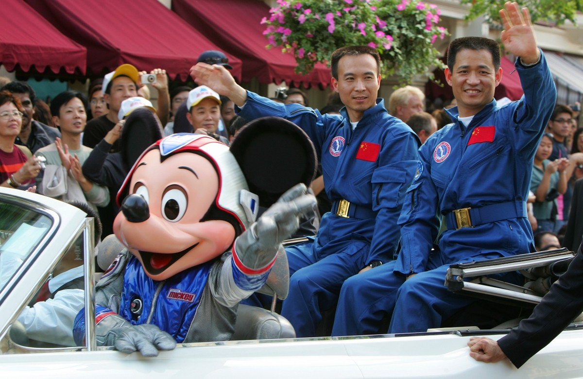 Mickey in India: Disney Character Rides Auto Rickshaw, Speaks Hindi on 86th Birthday ...