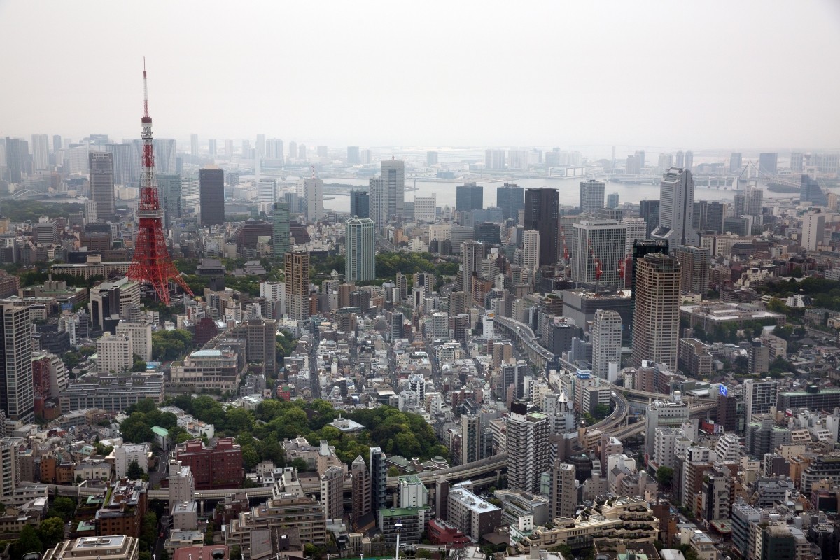 The Tokyo Tower (L) is pictured from the top of the Roppongi Hills Mori Tower on May 02, 2016 in the Roppongi area of Tokyo, Japan. Tokyo