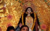 vidya-balan-stepped-out-her-family-celebrate-durga-puja-vidya-arrived-puja-pandal-juhu-her