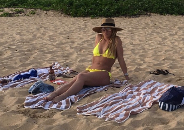 Britney Spears sizzles in skimpy yellow bikini Britney Spears sizzles in skimpy yellow bikini