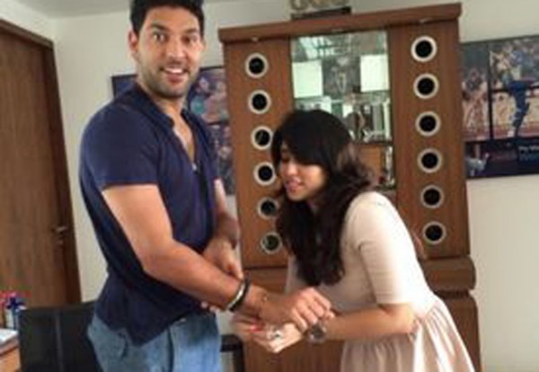 Ritika Sajdeh gestures to her fiance Rohit Sharma after MI ... - 600 x 414 jpeg 48kB