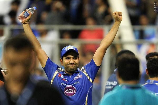 Ritika Sajdeh gestures to her fiance Rohit Sharma after MI ... - 600 x 400 jpeg 46kB