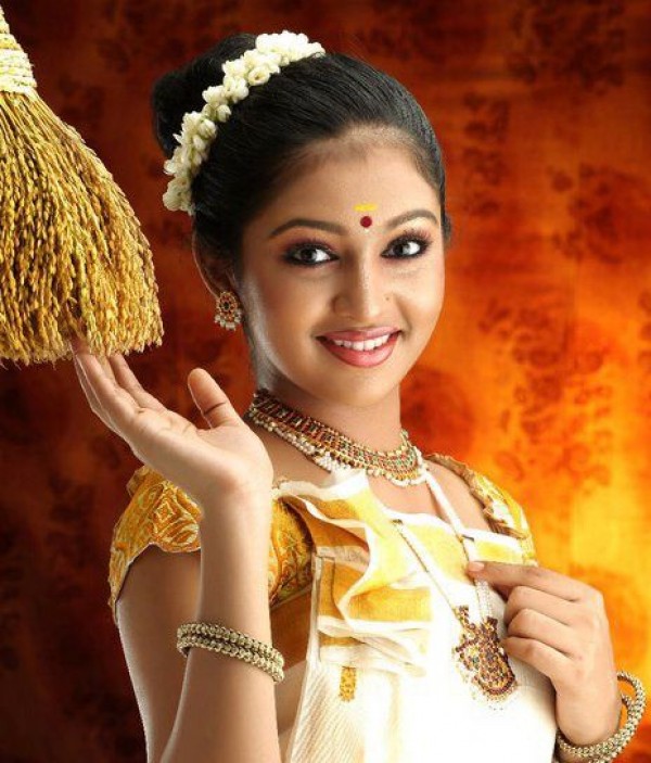 Onam Celebration: Celebs look gorgeous in Kasavu Saree ...