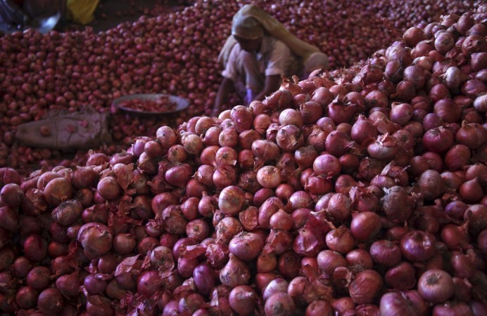 Onion prices fall after IT raids on Nashik traders