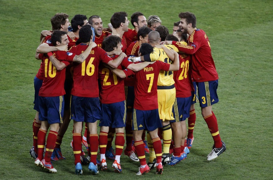  The image shows the Spanish team celebrating their victory at the Euro 2008 tournament.