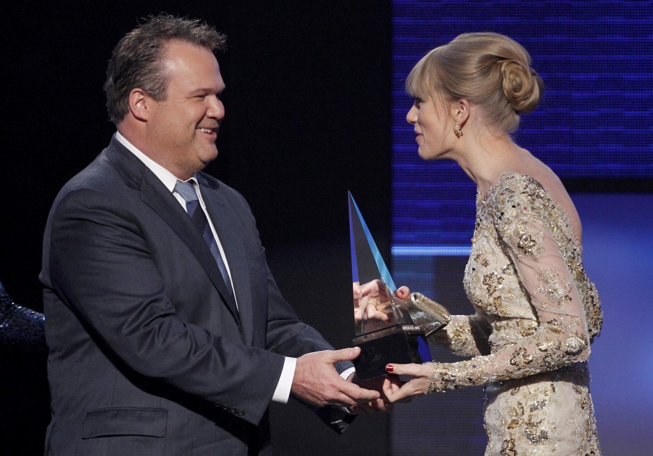 Actor Eric Stonestreet presents the award for favorite country female artist to Taylor Swift at the 40th American Music Awards in Los Angeles Taylor Swift