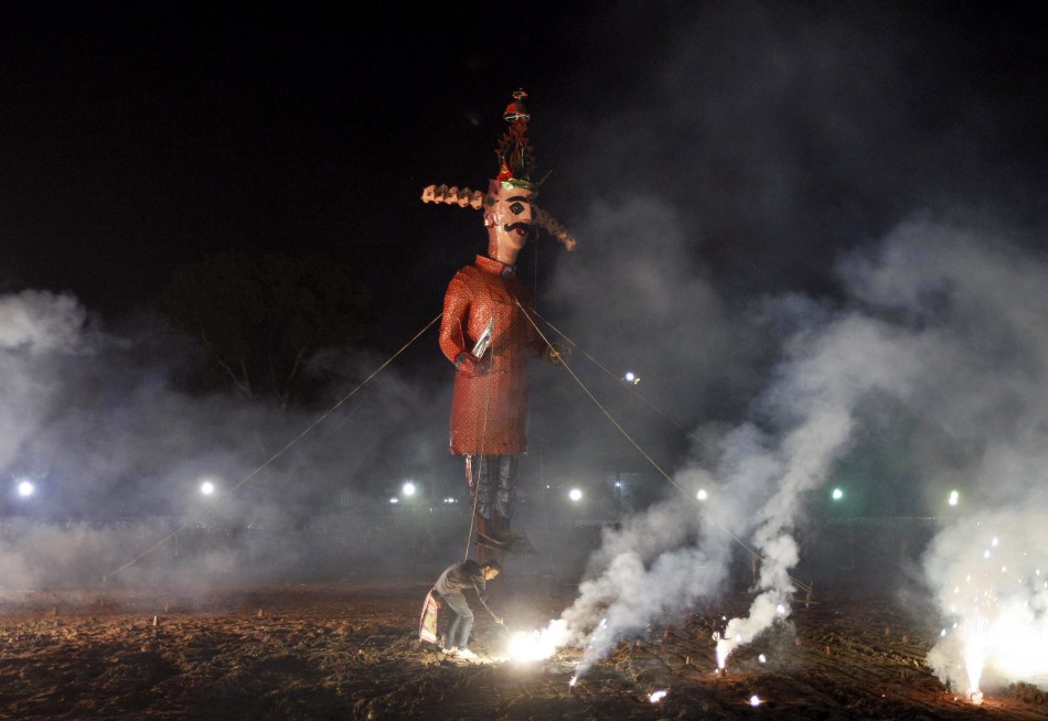 Dussehra 2013: India Celebrates ‘Vijayadashami’, Burns Ravan Effigies ...