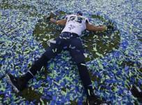 seattle-seahawks-malcom-smith-makes-an-angel-in-the-confetti-after-his-team-defeated-the-denver-bronocs-in-the-nfl-super-bowl-xlviii-football-game-in-east-rutherford-new-jersey-february-2-2014-reuters-shannon-stapleton