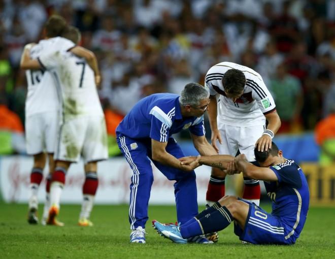 Argentina's Sergio Aguero cries as Germany's Miroslav Klose tries to console him after Germany won their 2014 World Cup final at the Maracana stadium in Rio de Janeiro Sergio Aguero