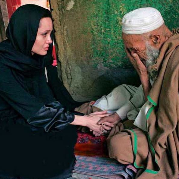 Angelina Jolie felt emotional when she met war victims.