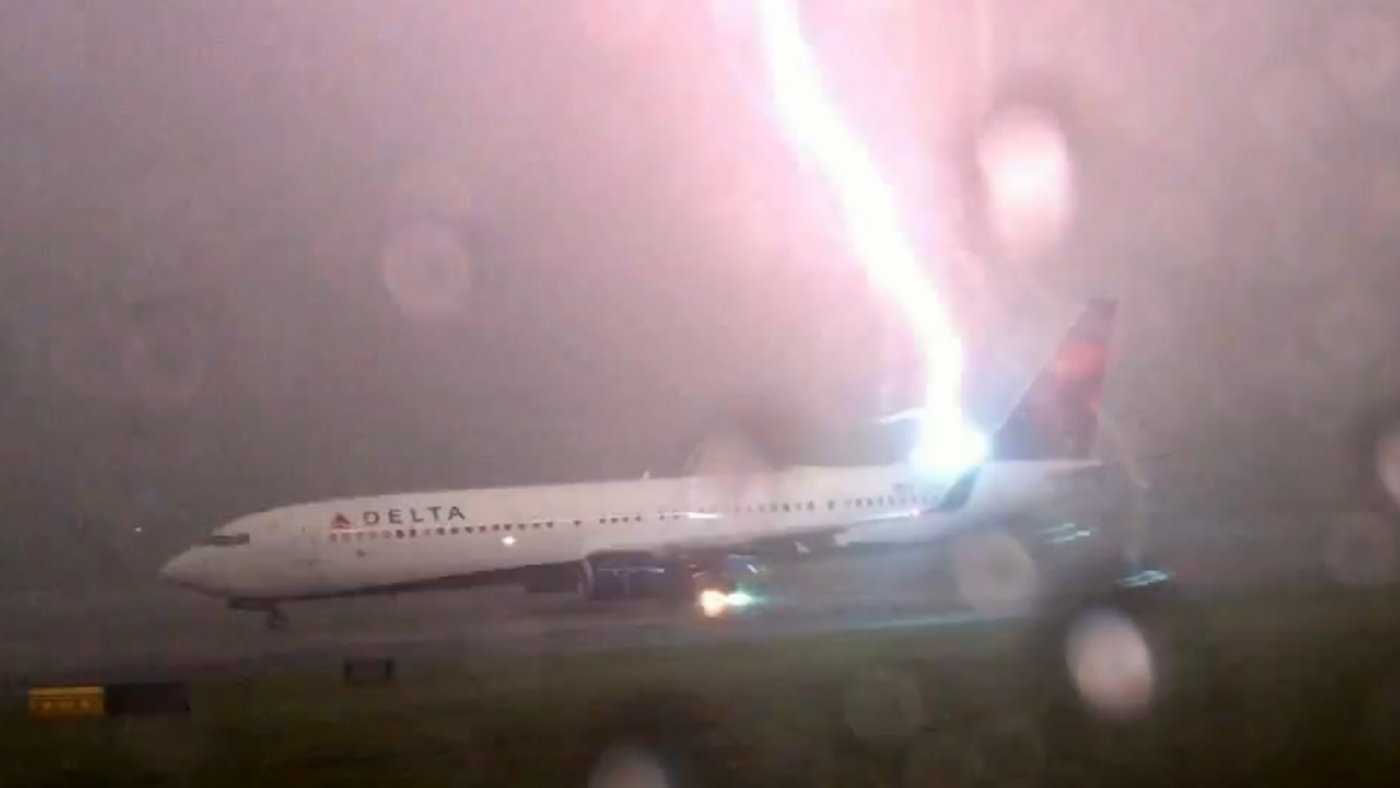 Lightning strikes Delta Boeing 737 plane at Atlanta airport 643650