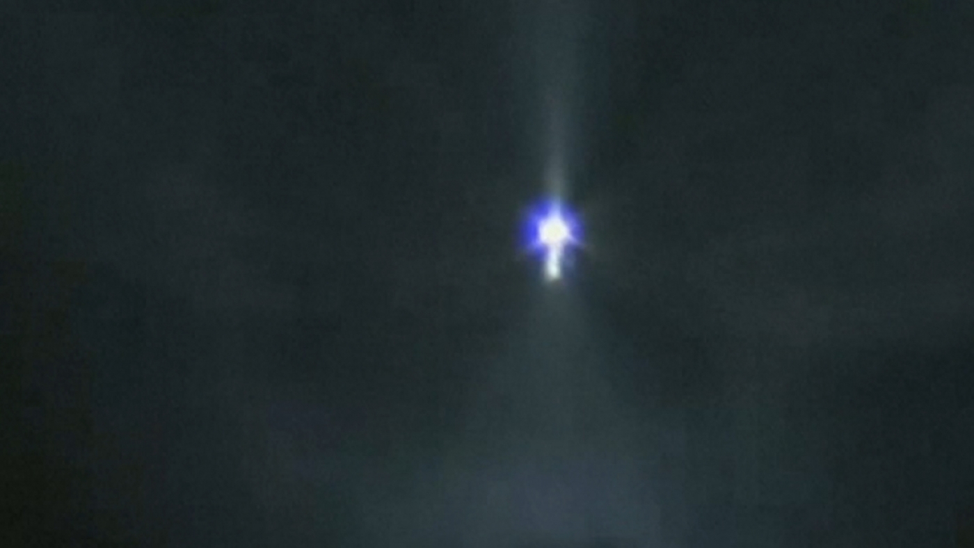 Atlas 5 rocket emits strange blue light as it soars through space 645463