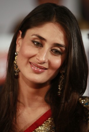 Bollywood actress Kareena Kapoor poses for a picture on the green carpet for the International Indian Film Academy (IIFA) awards in Colombo June 5, 2010. Kareena Kapoor