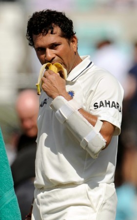 Indian cricket icon Sachin Tendulkar eats a banana at a break during the fourth test cricket match against England at the Oval cricket ground in London August 22, 2011. Sachin Tendulkar