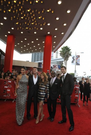 Nicole Scherzinger, Simon Cowell, Paula Abdul and Antonio Reid pose with host Steve Jones at the world premiere of Nicole Scherzinger, Simon Cowell, Paula Abdul, Antonio Reid, Steve Jones