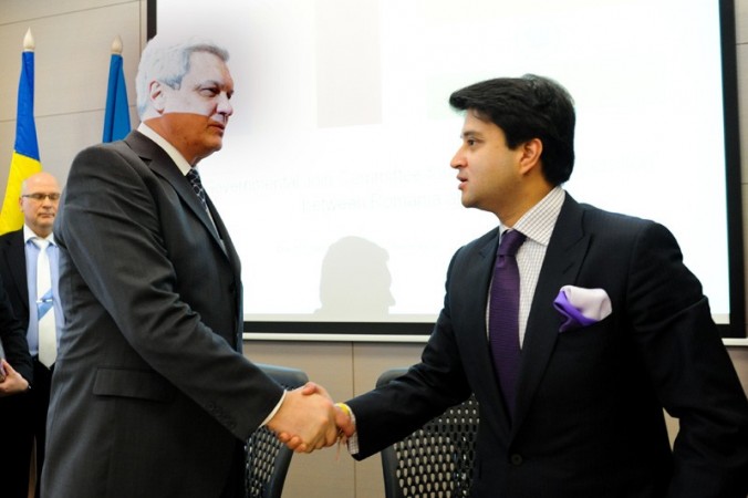 Jyotiraditya Scindia (R), Ion Ariton