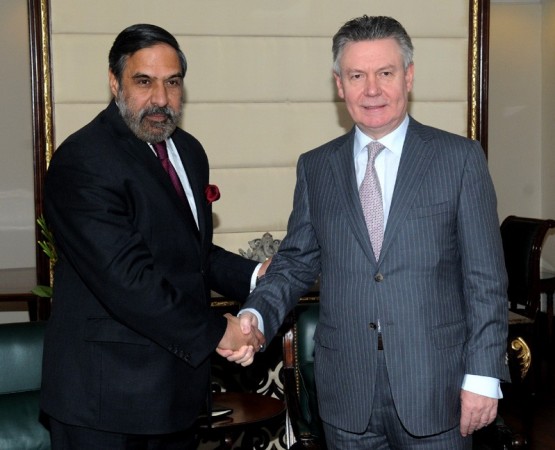 Anand Sharma (L), Karl De Gucht