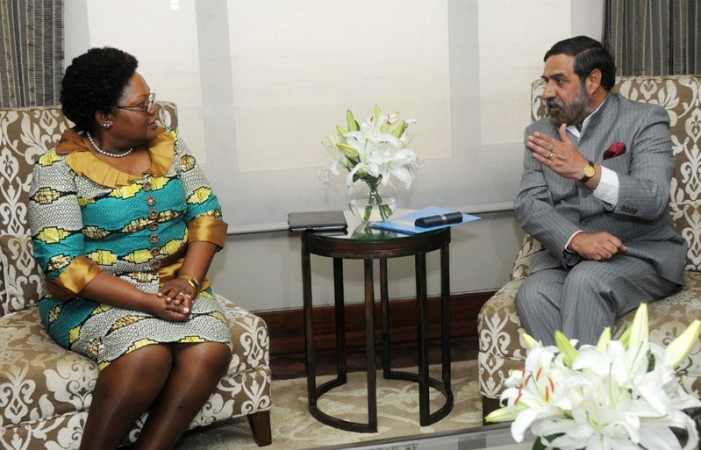 Joice Mujuru (L), Anand Sharma