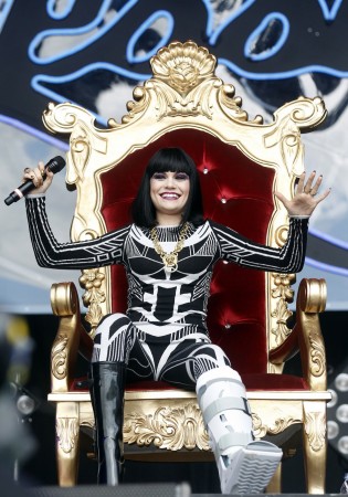 Singer Jessie J performs with a broken foot on the fourth day of the Glastonbury Festival in Worthy Farm, Somerset June 25, 2011. Jessie J injured her left foot when she fell off a stage during a rehearsal a few weeks ago, according to media websites. REUTERS/Cathal McNaughton Jessie J