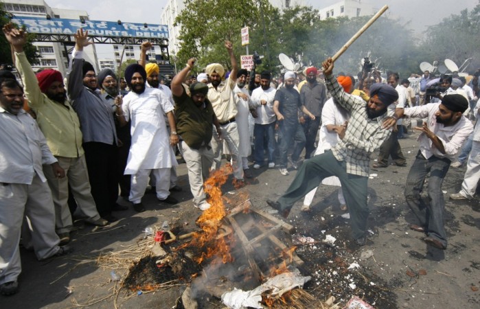 Sikhs beat effigies of Jagdish Tytler and Sajjan Kumar, who were accused of leading anti-Sikh riots in 1984, during a protest in New Delhi April 9, 2009. The protest was held over Congress' decision to field Tytler and Kumar as candidates for the April/May general election. Sikhs beat effigies of Jagdish Tytler and Sajjan Kumar in New Delhi