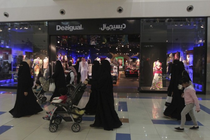 Saudi women shop at the Al-Hayatt mall in Riyadh 18. Saudi Arabia