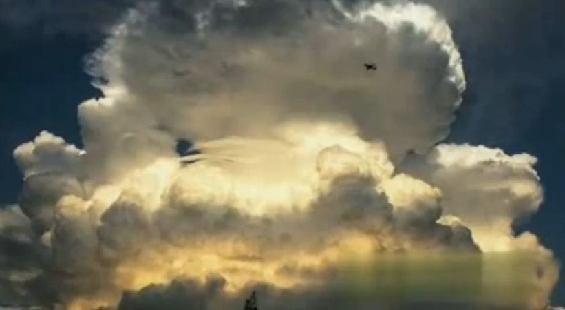 Mushroom cloud resembling like an atomic explosion were spotted over Beijing last week (YouTube snapshot) mushroom cloud