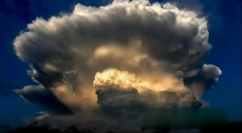 Mushroom cloud resembling like an atomic explosion were spotted over Beijing last week (YouTube snapshot) mushroom cloud