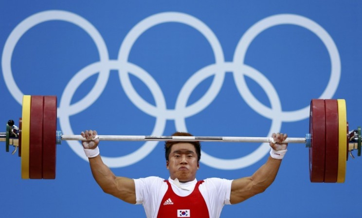 South Korea's Jaehyouk Sa lifts before getting injured on the men's 77Kg Group A weightlifting competition at the ExCel venue at the London 2012 Olympic Games. Source: Reuters South Korean Weightlifter Champion Sa Jae-hyouk Elbow Dislocated