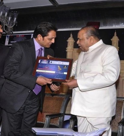 Dr Mukesh Hariawala receiving award from Maharashtra Governor K Sankaranarayan
