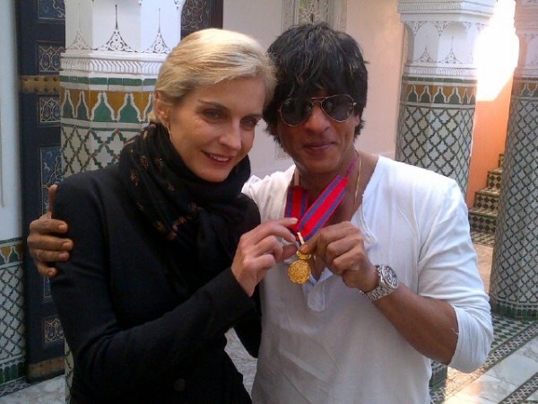 Shah Rukh Khan poses with his honour medal and Melita Toscan du Plantier, director of the film festival. (Twitter) Shahrukh Khan