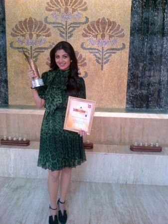 Shilpa Shetty with her WELLNESS ICON award. (Twitter)