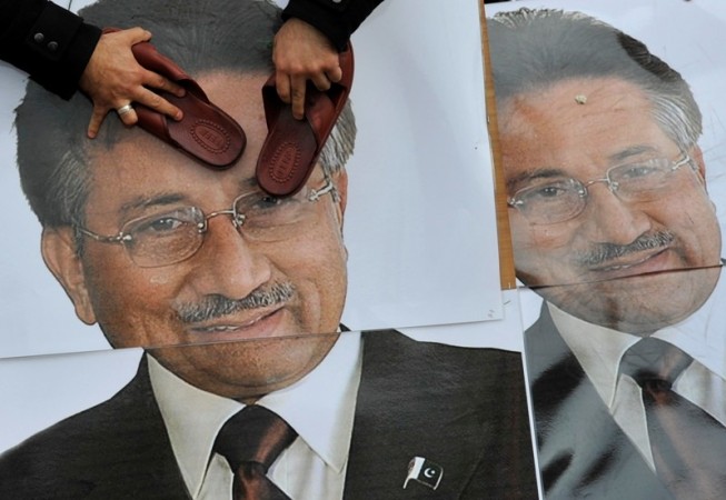Shoe thrown at General (retd) Pervez Musharraf